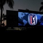 pga tour-logga på storbildskärm i mörker