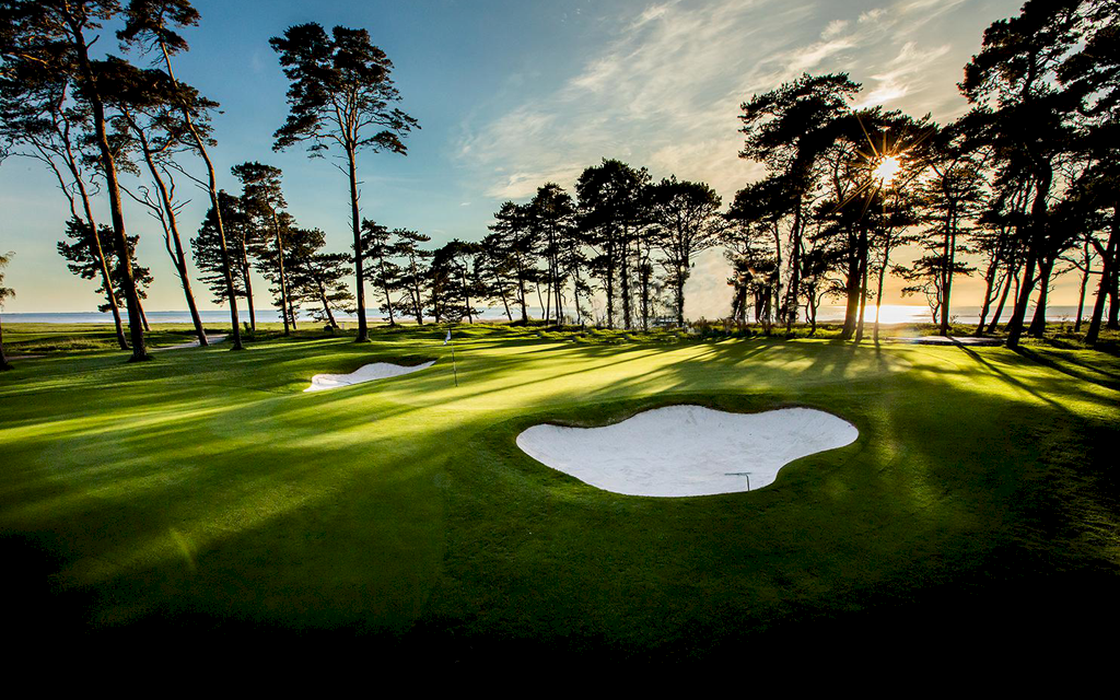 golfbana i sverige med sandbunker och tallar