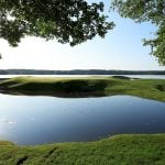 golfbanan ullna vid en insjö