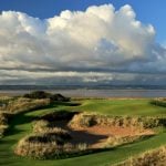 golfbana i england, grönt gräs, vajande brunt gräs