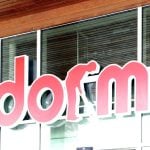 röd skylt på butik