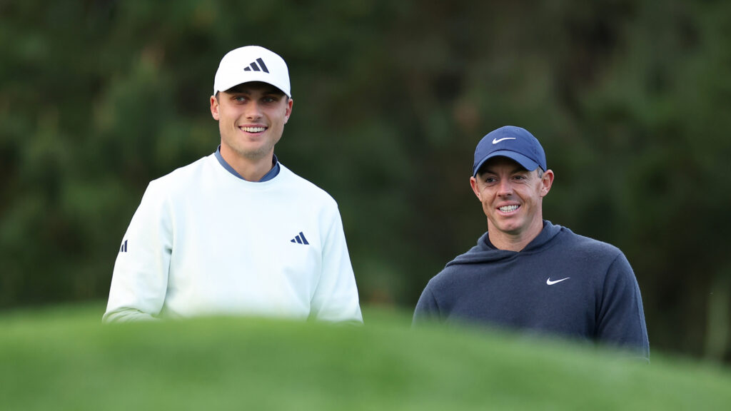 Ludvig Åberg och Rory McIlroy skrattar tillsammans på golfbanan Pebble Beach Golf Links