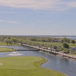 golfbana i hallad, hav, gräs, träd, bilar