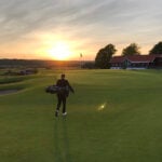 Golfbana i kvällsljus