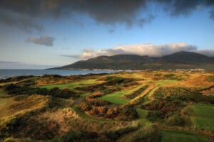 golfbana i nordirland fotad ovanifrån
