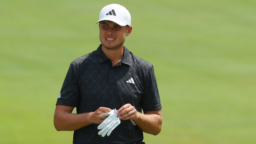 Ludvig aberg öppnar en golfhandske