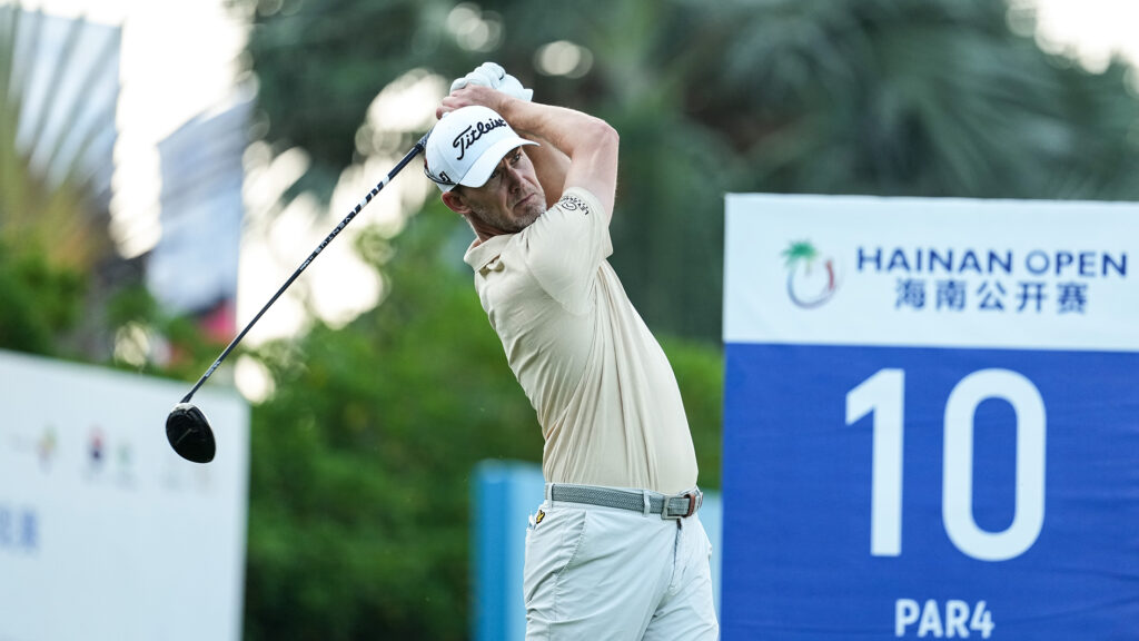 Niklas Lemke slår ut med en driver på en golfbana i Kina.