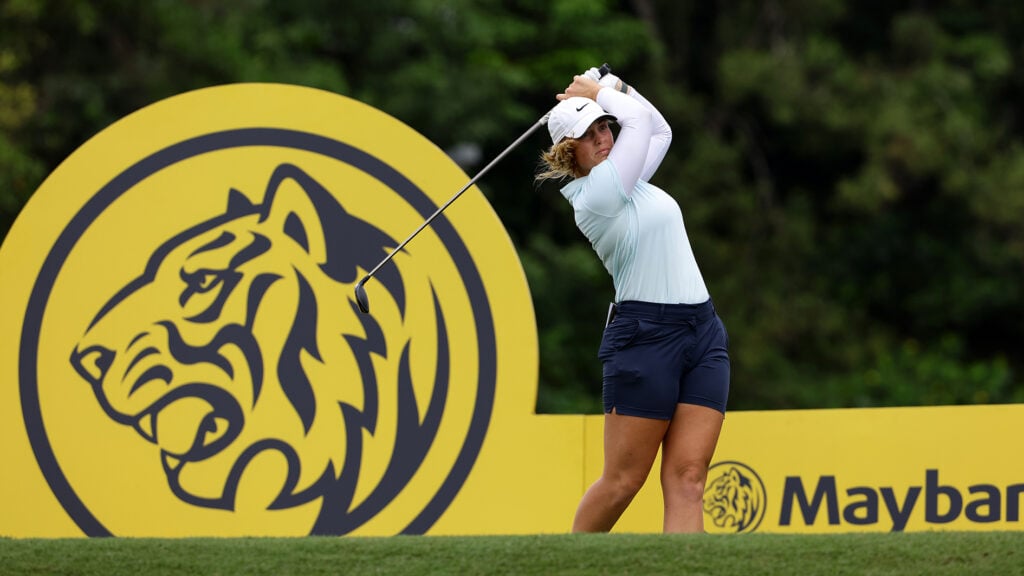 maja stark slår ut med en driver på en golfbana i kuala lumpur malaysia