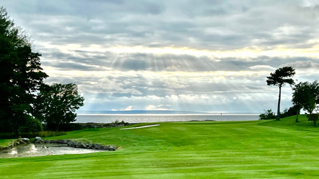 golfbana i sverige invid en sjö