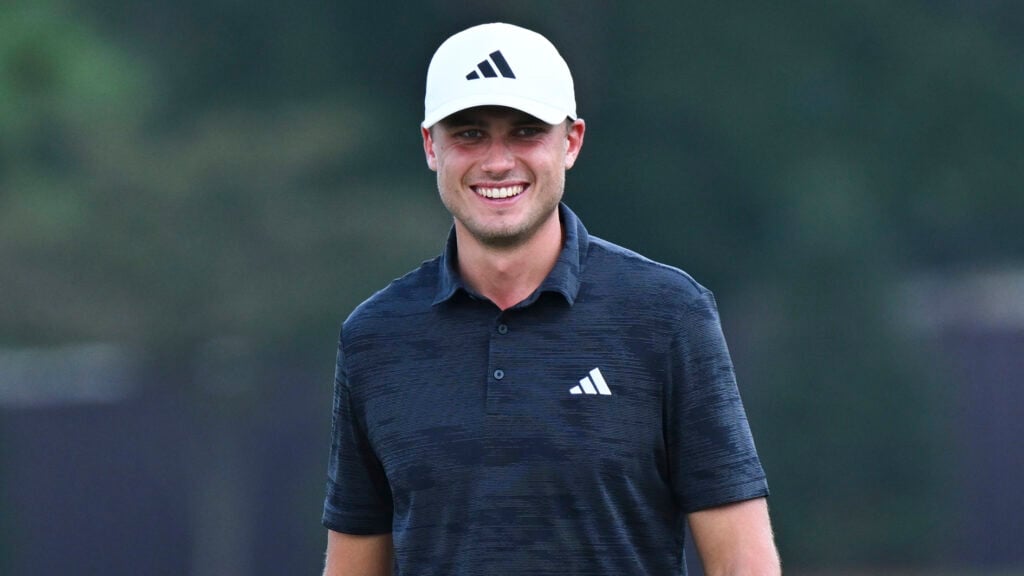 ludvig åberg ler på en golfbana