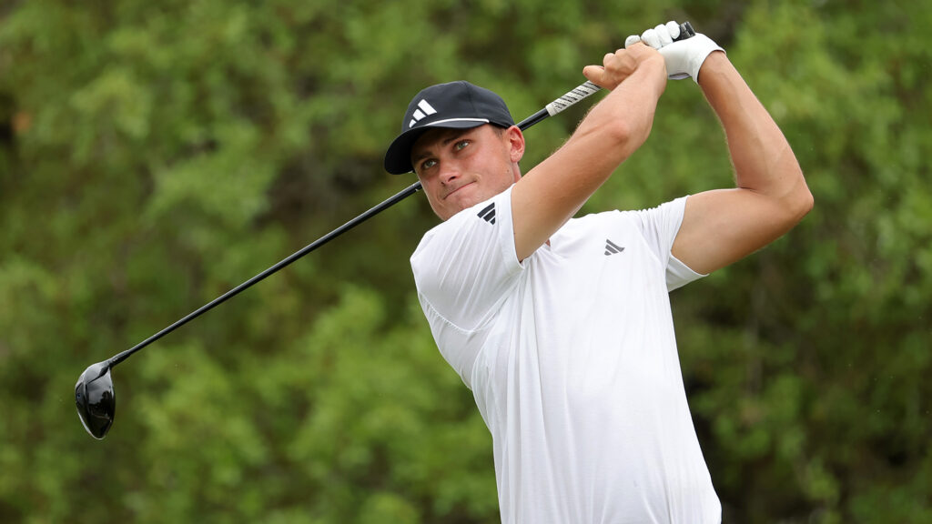 ludvig åberg spelar golf med en driver från titleist på en golfbana i texas.