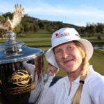 golfspelare med pokal