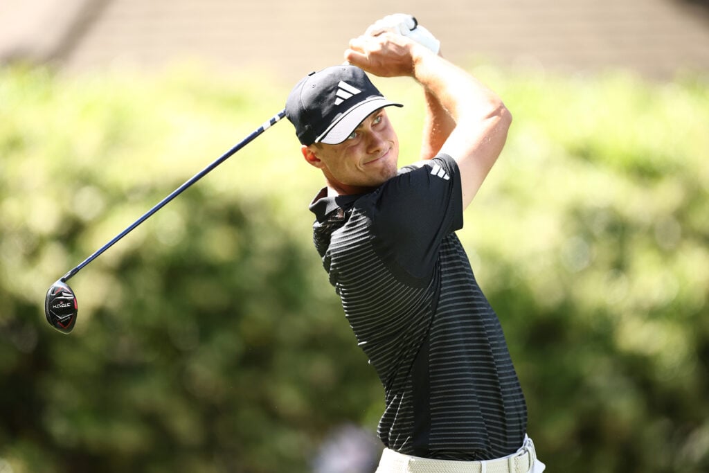 ludvig åberg slår med en titleist-driver på en golfbana i usa