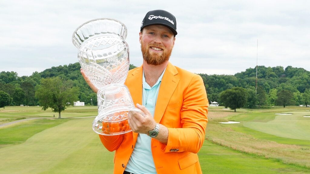Pontus Nyholm med segerbucklan efter särspelssegern i Visit Knoxville Open Foto: Getty Images