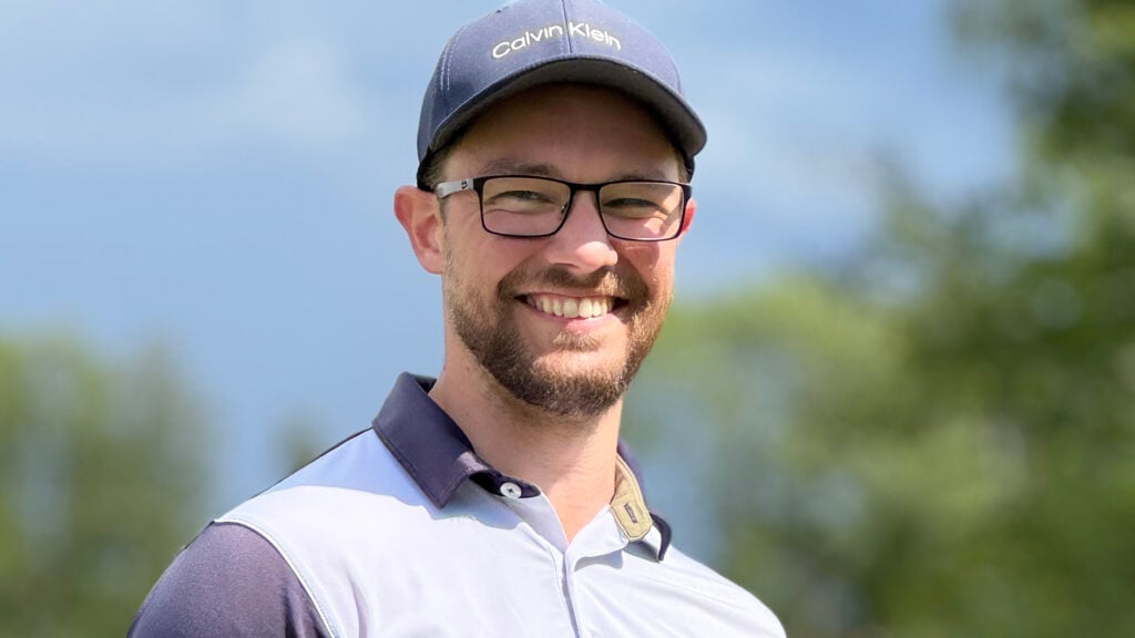 en golfspelare i flerfärgad piké och calvin klein-keps