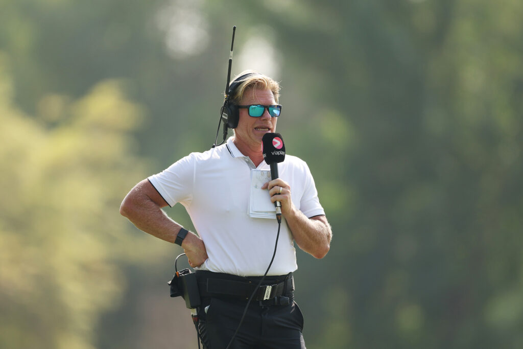 tidigare golfproffset peter hedblom har mikrofonset och hörlurar på sig på en golfbana