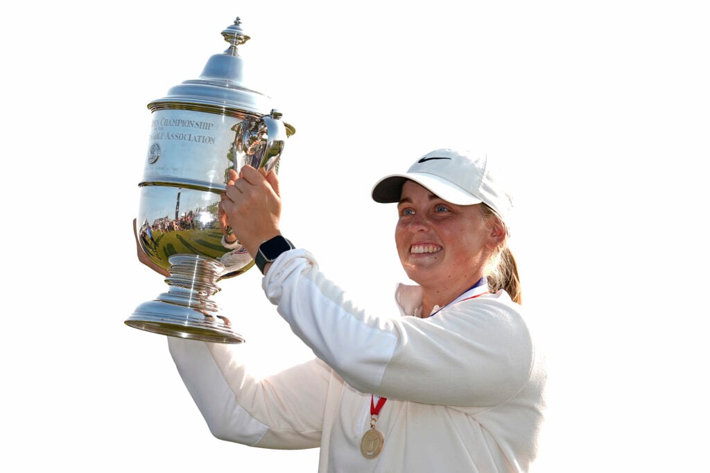 maja stark lyfter pokalen efter att ha vunnit u.s. women's open i golf 2025.