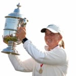 maja stark lyfter pokalen efter att ha vunnit u.s. women's open i golf 2025.