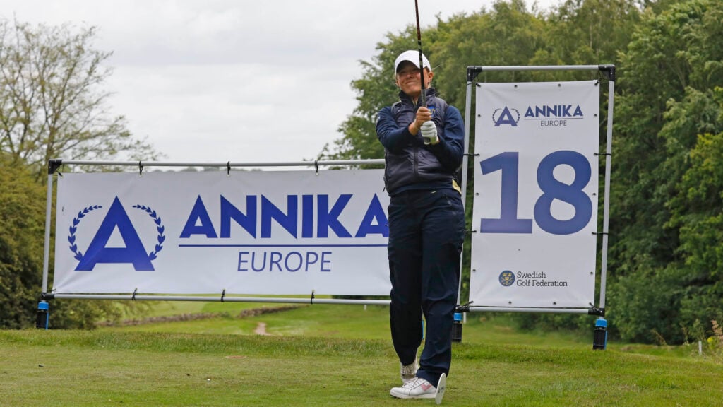 golfspelaren Havanna Torstensson spelar golf på en grön golfbana i regn