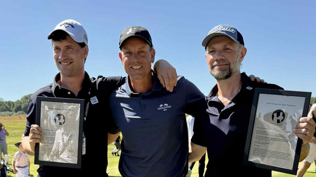 henrik stenson med två paragolfare