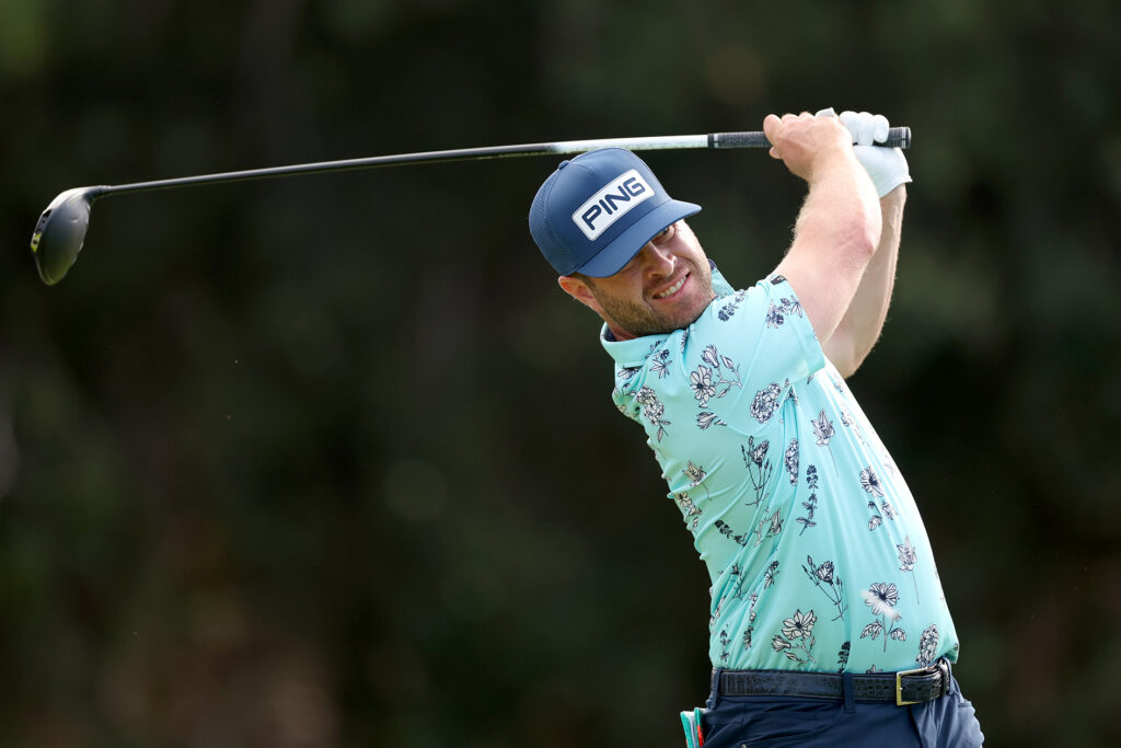 golfspelaren david lingmerth i färgglad och mönstrad golfpiké och grå golfkeps på en golfbana