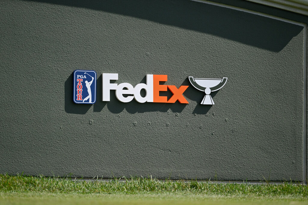 en fedex-skylt på en grön golfbana