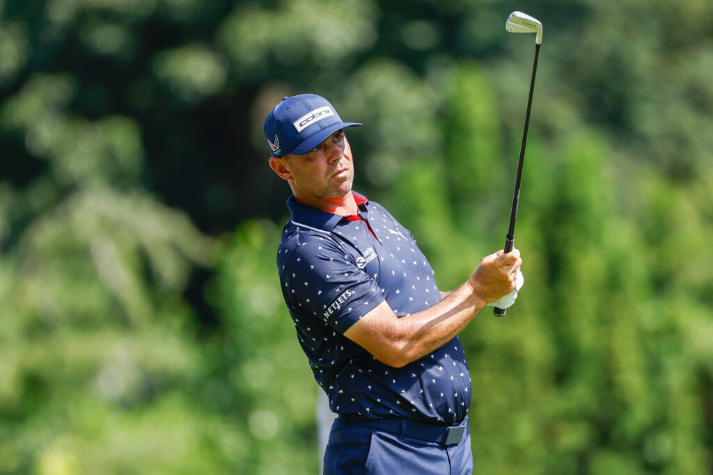 golfspelaren gary woodland iklädd amerikanskinspirerade golfkläder