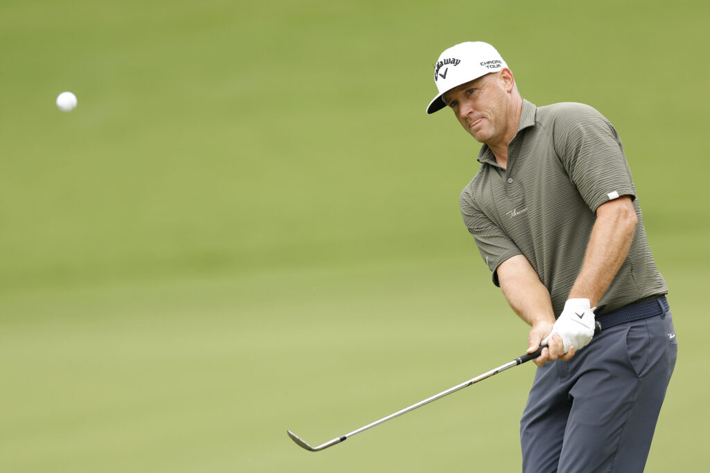 golfspelaren alex noren i naturfärgade golfkläder på en grön golfbana