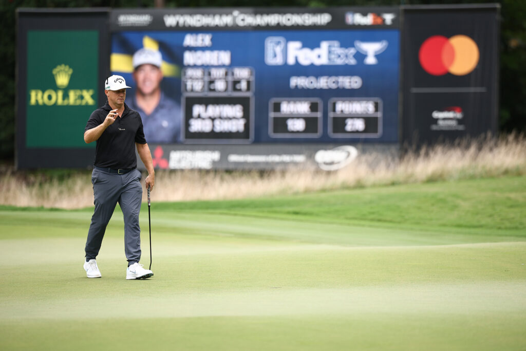 golfspelaren alex norén på en grön golfgreen, en storbildstv i bakgrunden