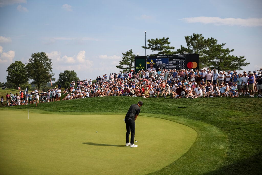golfspelaren ludvig åberg iklädd svarta golfkläder puttandes på en grön golfgreen i på en amerikansk golfbana