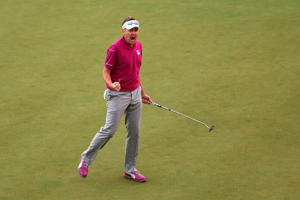 golfspelaren ian poulter i lila golftröja på amerikanska golfbanan medinah