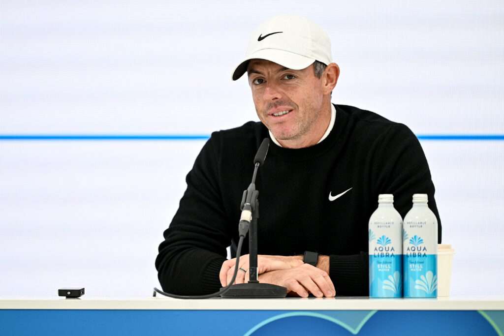 golfspelaren rory mcilroy i vit golfkeps och svart golftröja