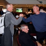 golfspelarna alex norén och luke donald i vardagliga kläder i en lounge på en flygplats.