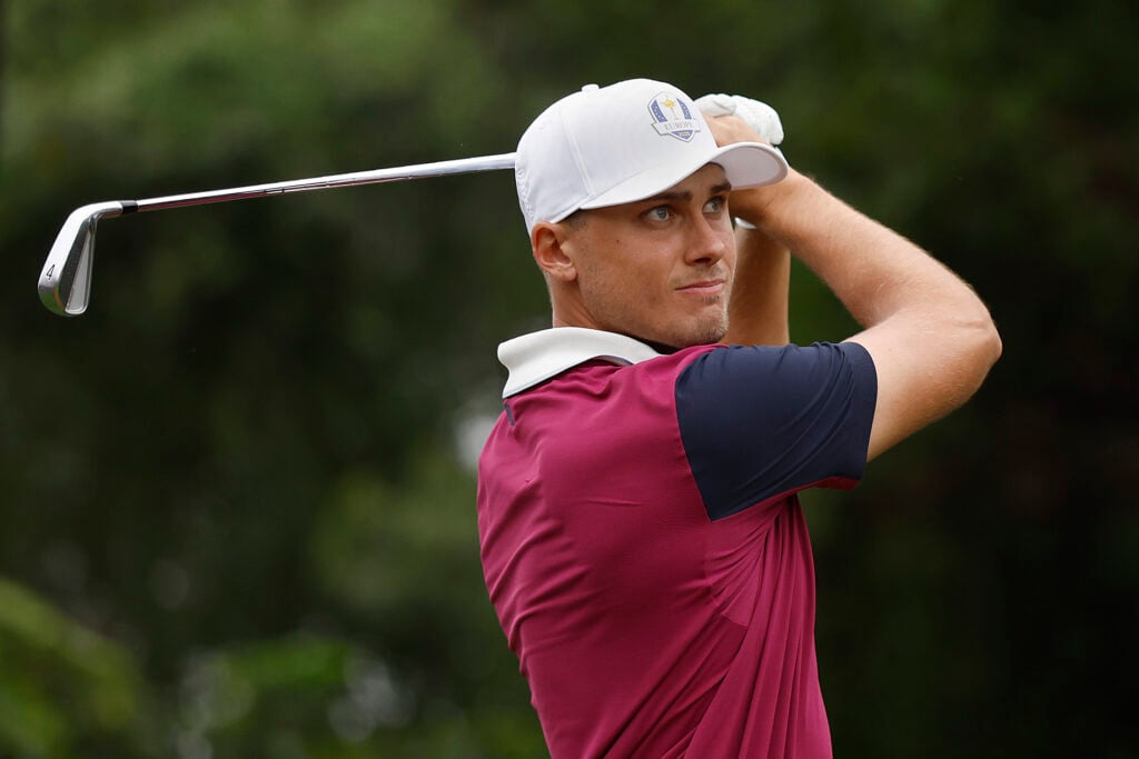 golfspelaren ludvig åberg i vit golfkeps och flerfärgad golfpiké