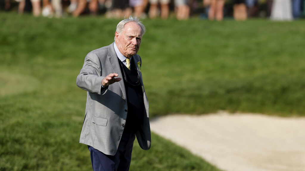 golflegendaren jack nicklaus i grå kavaj på grön golfbana