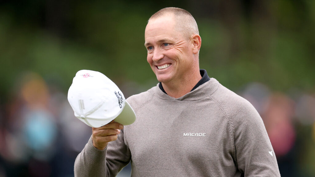 golfspelaren alex noren i en varm ljusbeige golftröja från macade