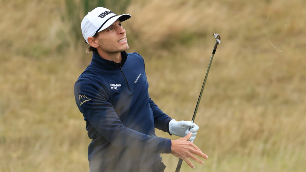golfspelaren joakim lagergren i en mörk och varm golftröja
