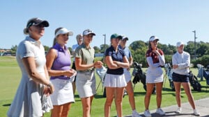 golfspelare i rad på golfrange