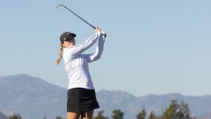 golfspelaren kajsa arwefjäll i vit golftröja och svart golfkeps