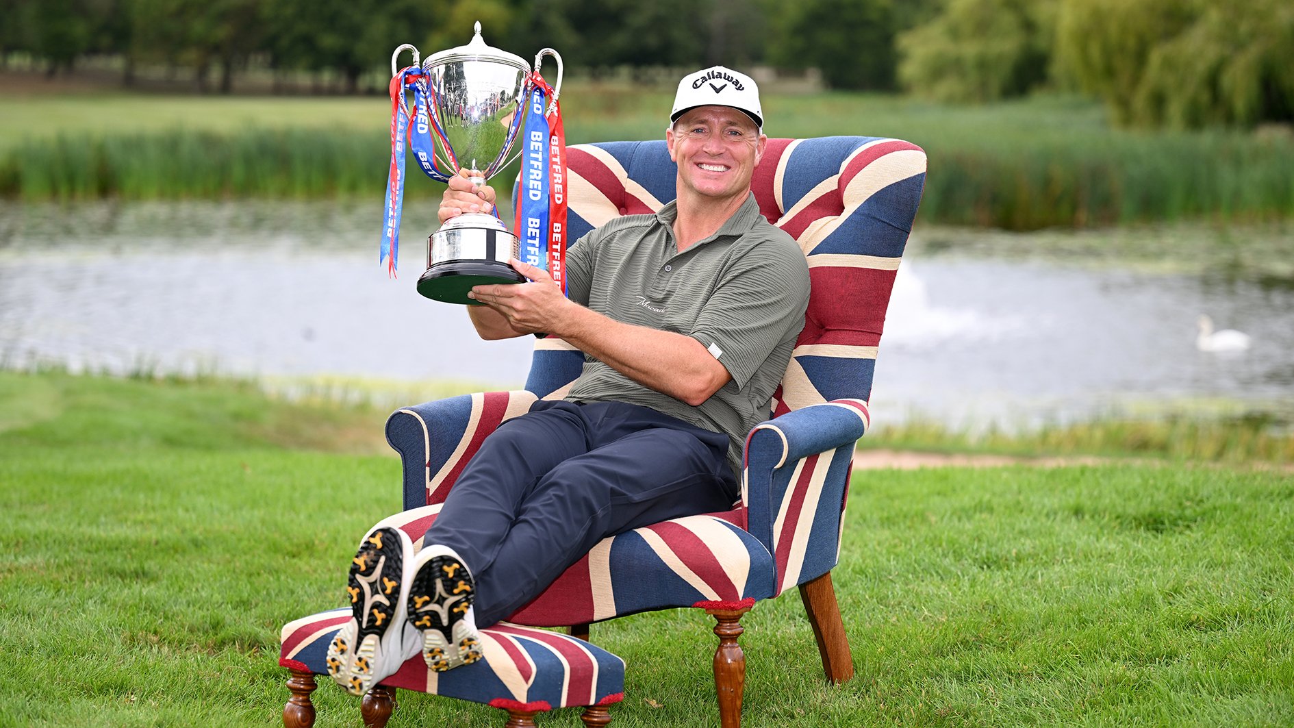 golfspelaren alex noren i en fåtölj på en golfbana