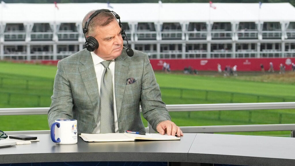 paul mcginley i grå kostym