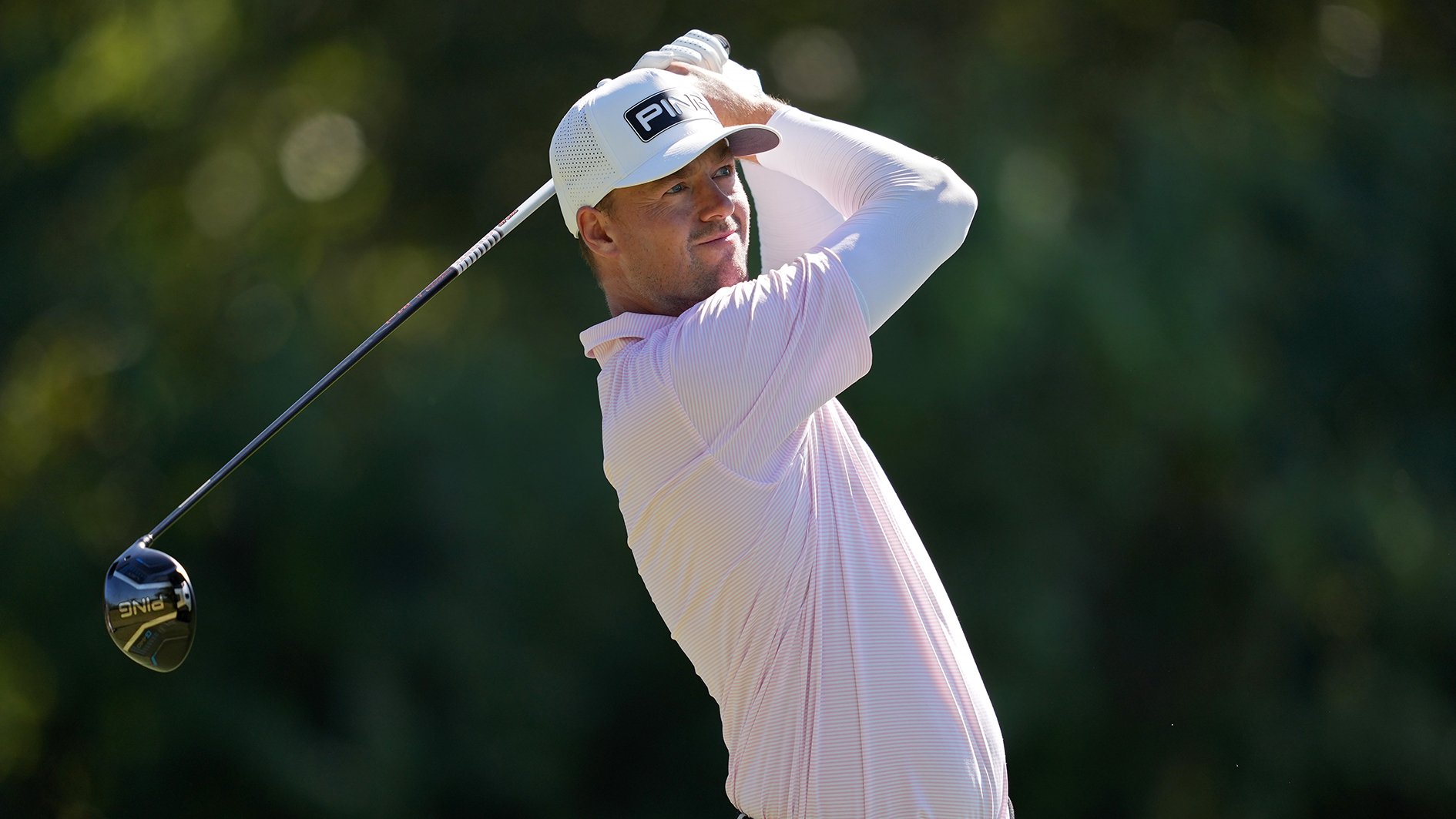 golfspelaren victor perez i vita golfkläder