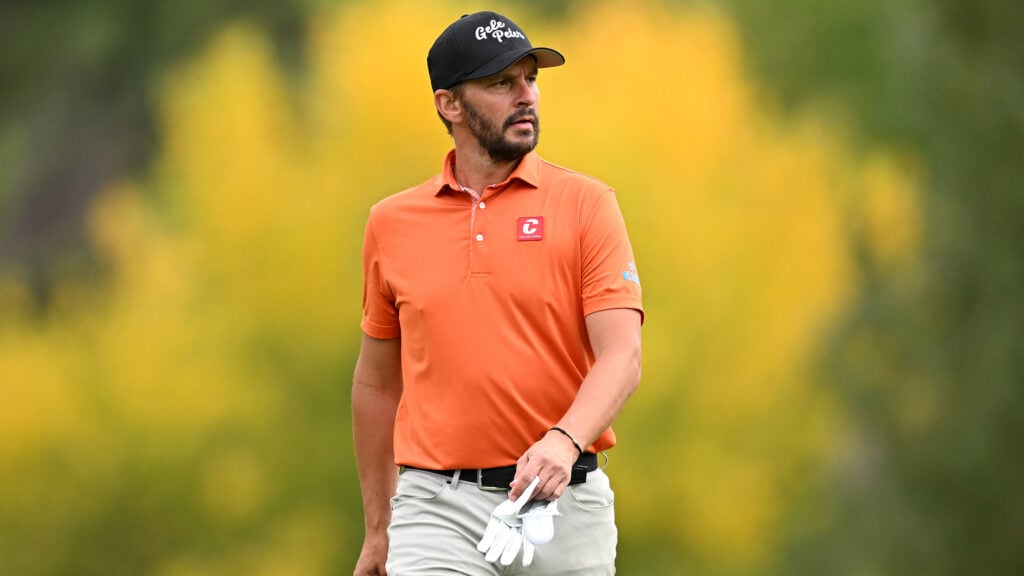 golfspelaren Joost Luiten i orange golfpiké