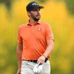 golfspelaren Joost Luiten i orange golfpiké