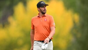 golfspelaren Joost Luiten i orange golfpiké