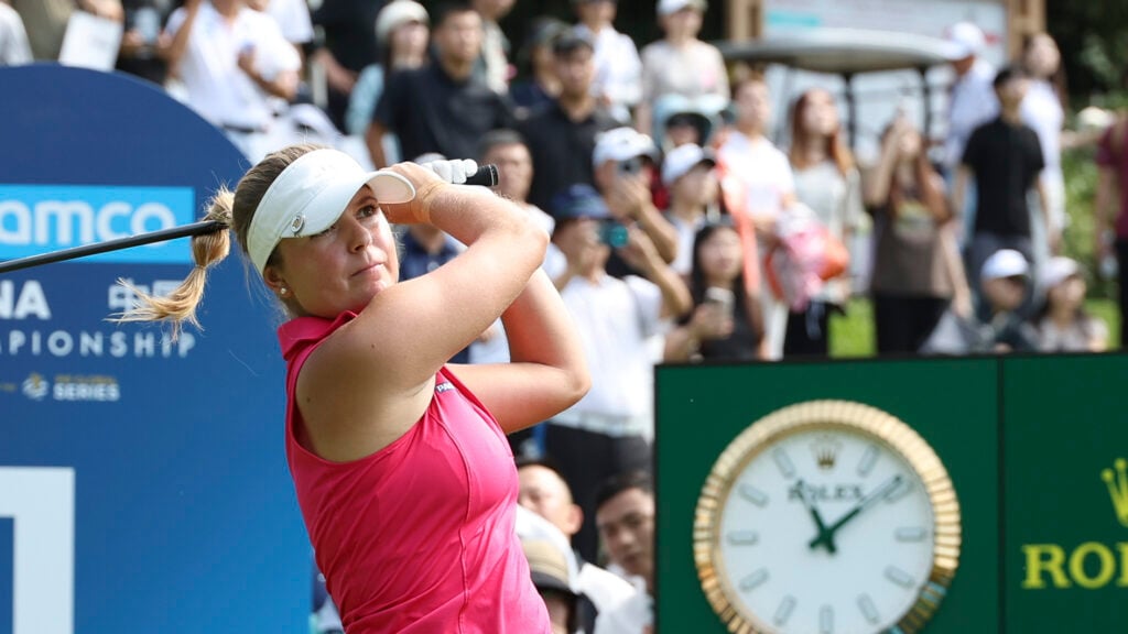 golfspelaren kajsa arwefjäll i rosa golfkläder