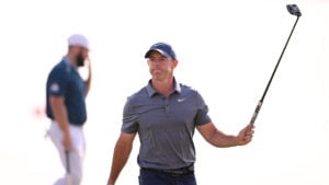 golfspelaren rory mcilroy med en golfputter