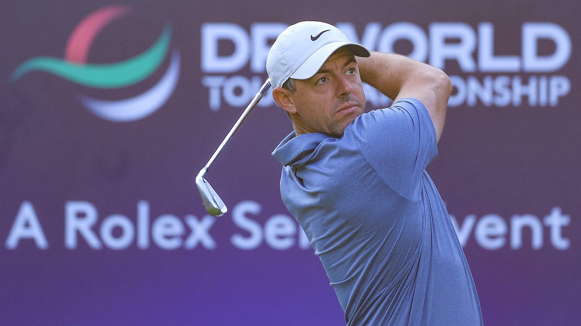 golfspelaren rory mcilroy i vit golfkeps och blå golfpiké