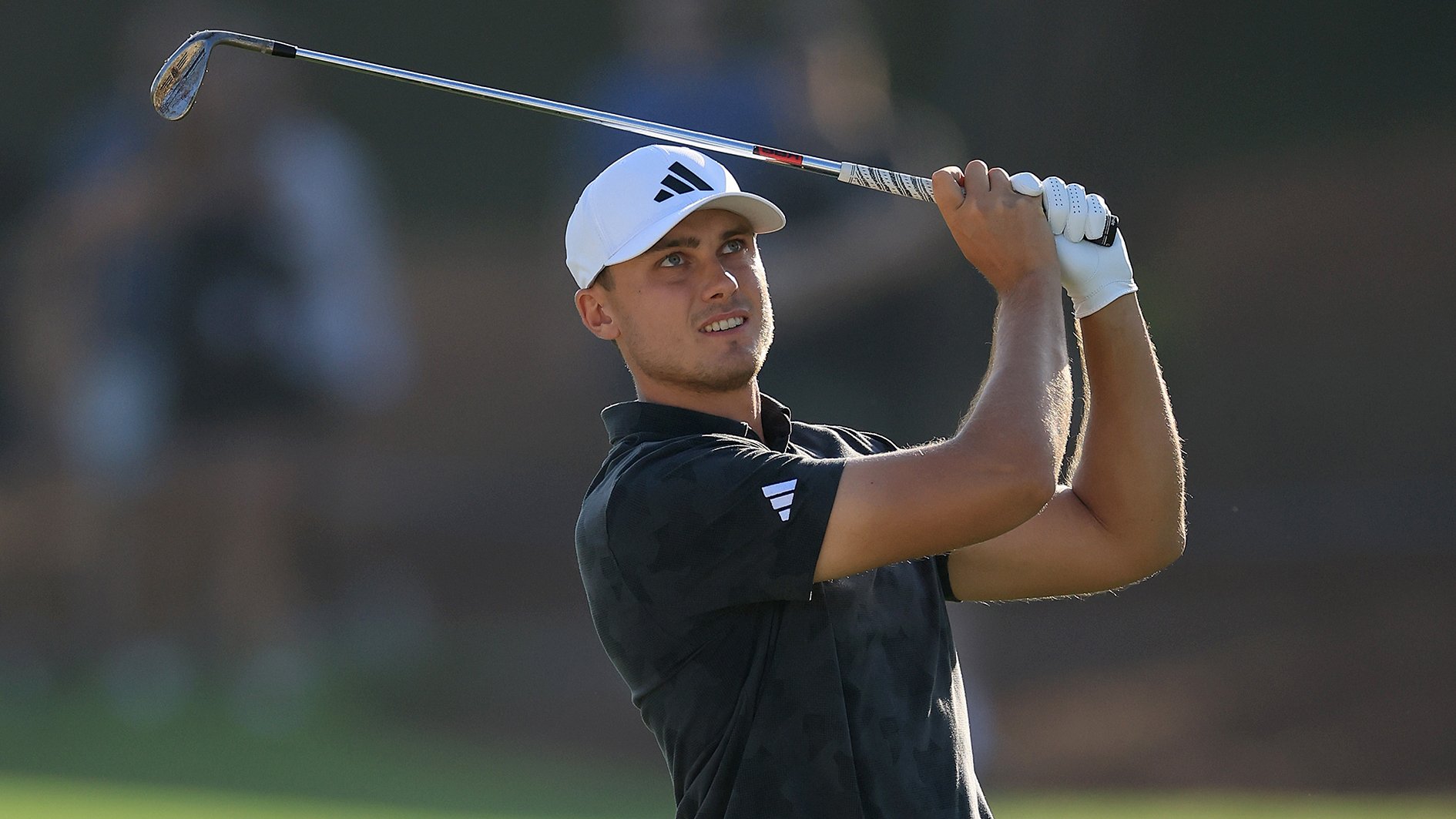 golfspelaren ludvig åberg i vit golfkeps