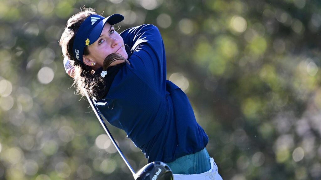 golfspelaren linn grant i mörkblå tjock golftröja